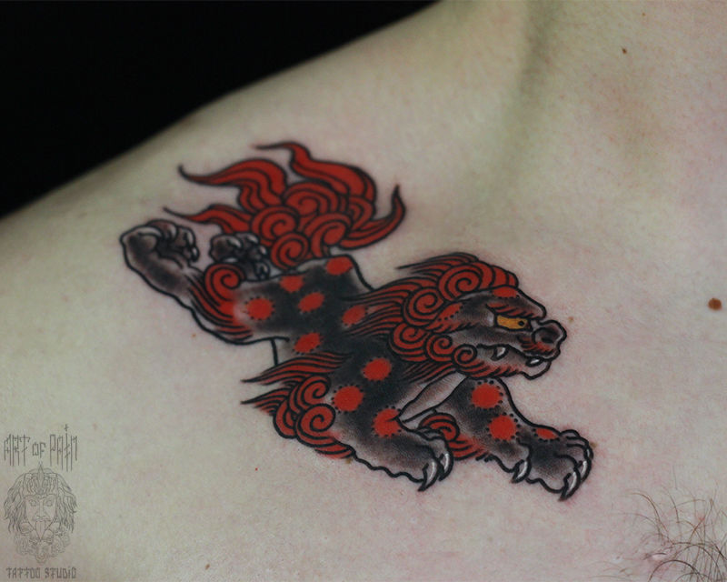 Татуировка мужская япония на ключице собака фу – Мастер тату: Марк Акулов