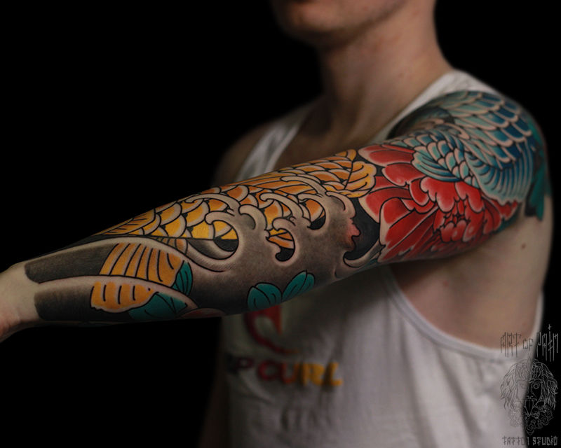 Татуировка мужская япония на предплечье желтый и голубой карп – Мастер тату: Марк Акулов