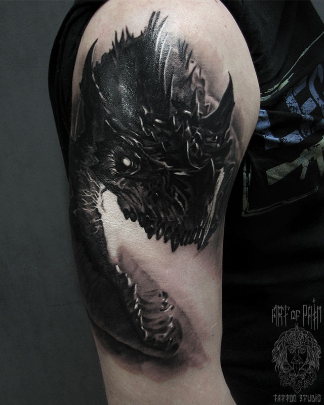 Татуировка мужская фентези на плече пасть дракона – Мастер тату: Александр Pusstattoo