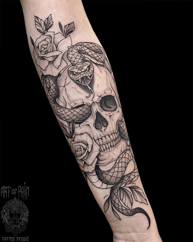 Татуировка женская графика на предплечье череп и змея – Мастер тату: Мария Котова