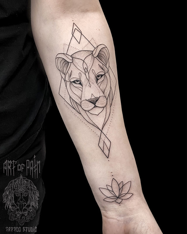 Татуировка женская графика на предплечье львица – Мастер тату: Мария Котова