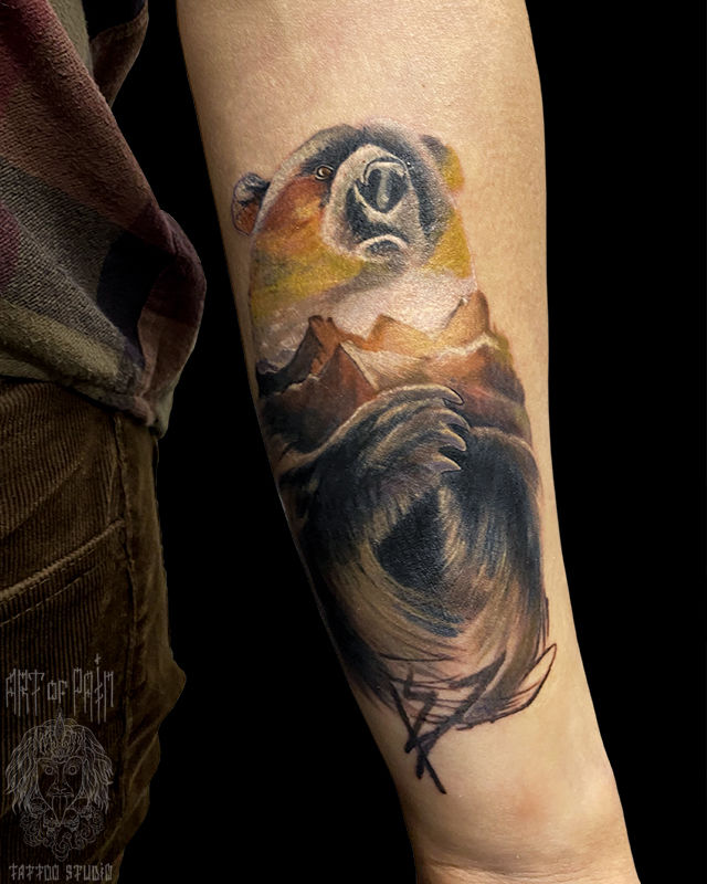 Татуировка мужская реализм на предплечье медведь и пейзаж – Мастер тату: Анастасия Родина