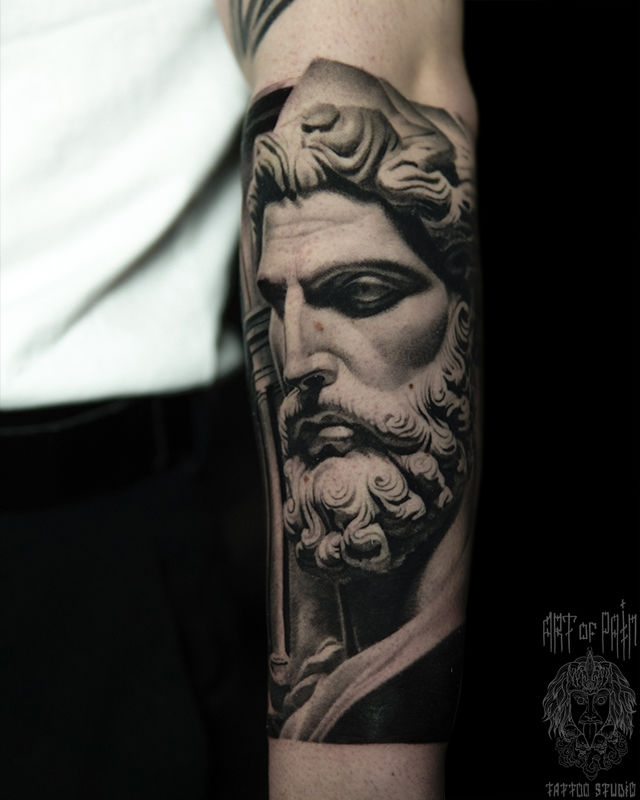 Татуировка мужская реализм на предплечье статуя Зевс – Мастер тату: Александр Pusstattoo