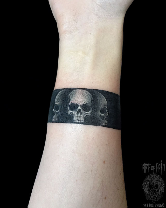 Татуировка женская реализм на запястье черепа – Мастер тату: Анастасия Родина