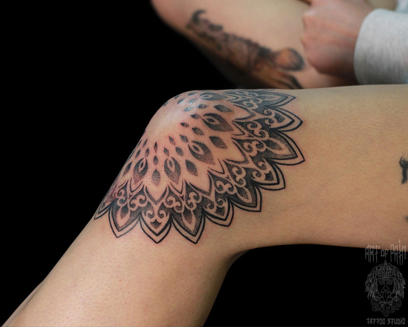 Татуировка женская орнаментал на колене мандала – Мастер тату: Надежда Полякова