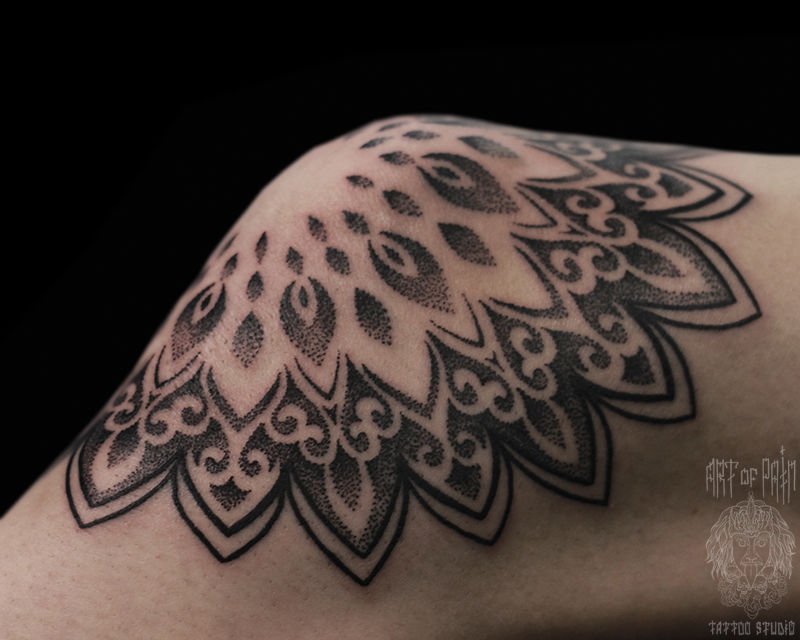 Татуировка женская орнаментал на колене мандала (крупно) – Мастер тату: Надежда Полякова