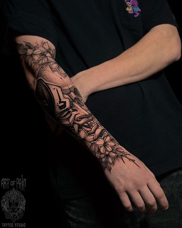 Татуировка мужская нео-япония на руке Хання и сакура – Мастер тату: Денис Марченко