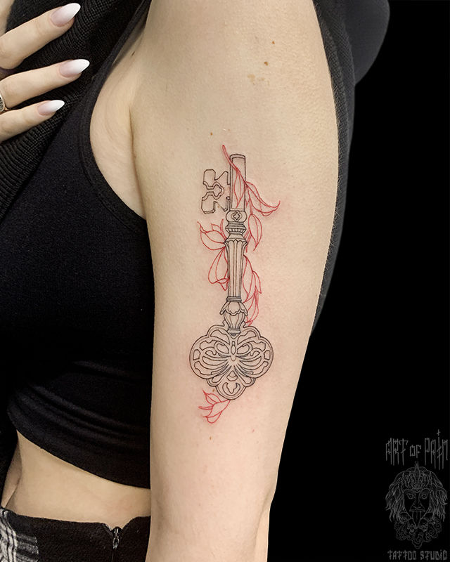 Татуировка женская графика на плече ключ – Мастер тату: Мария Челнокова