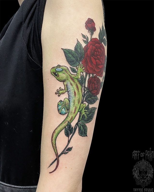 Татуировка женская нью скул на плече роза и ящерица – Мастер тату: Анастасия Родина