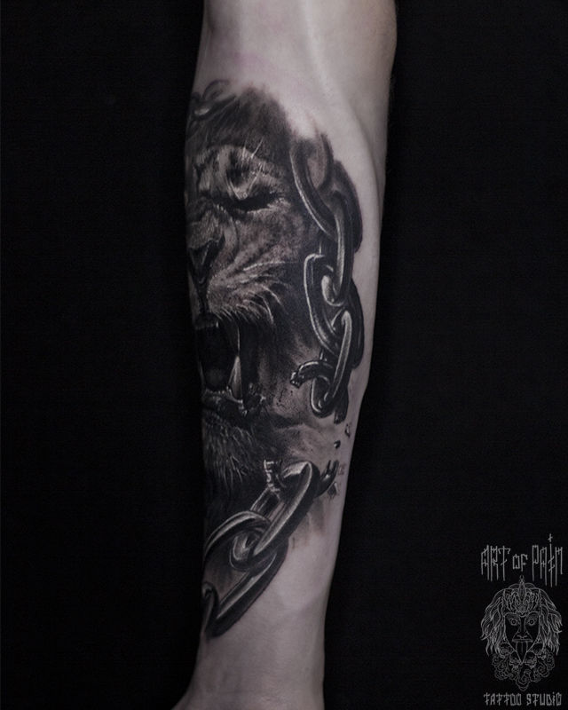 Татуировка мужская реализм на предплечье лев и разорванная цепь – Мастер тату: 