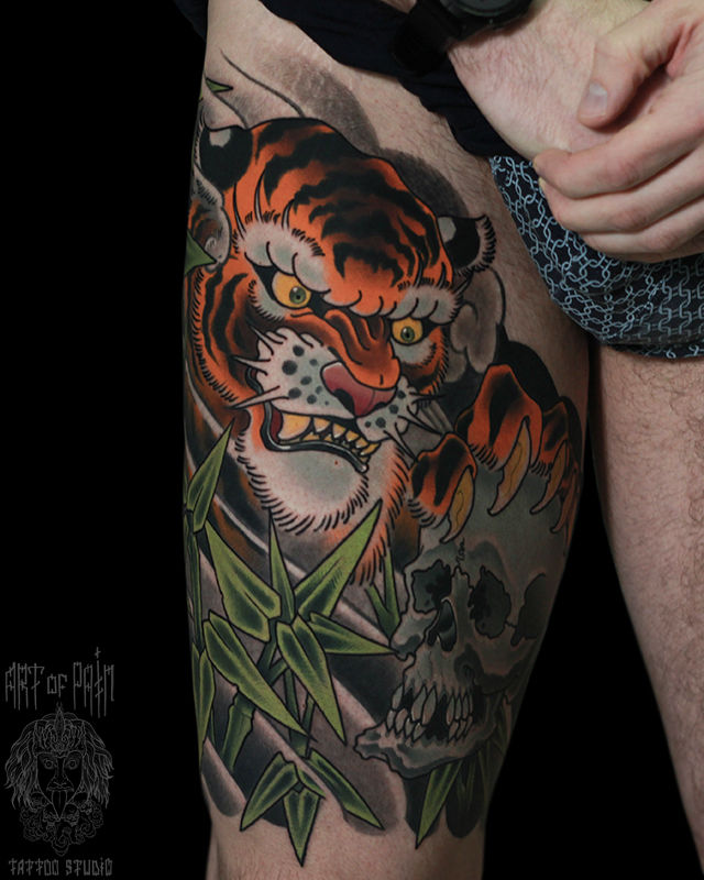 Татуировка мужская япония на бедре тигр и череп – Мастер тату: Марк Акулов