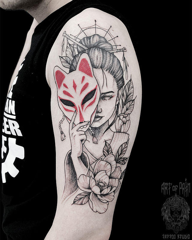 Татуировка мужская графика на плече кицуне – Мастер тату: Мария Котова