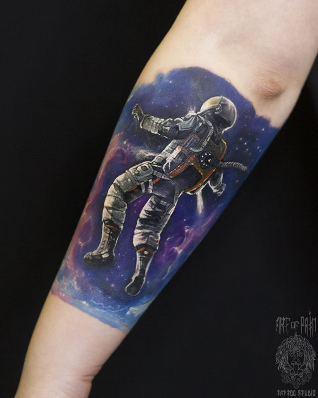 Татуировка женская реализм на предплечье космонавт – Мастер тату: 