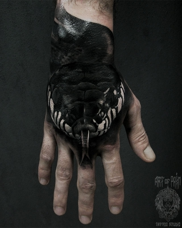 Татуировка мужская реализм на кисти змея – Мастер тату: Александр Pusstattoo
