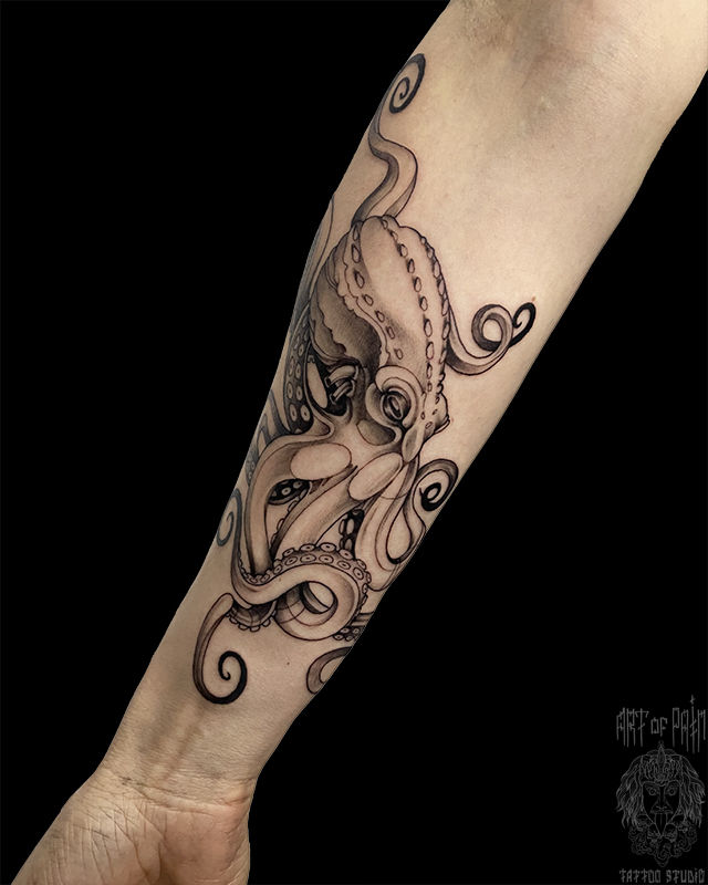 Татуировка женская графика на предплечье осьминог – Мастер тату: Мария Бородина (Челнокова)