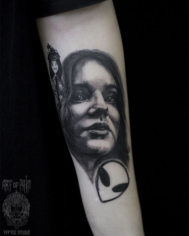 Татуировка женская реализм на предплечье портрет девушки и инопланетянин – Мастер тату: 