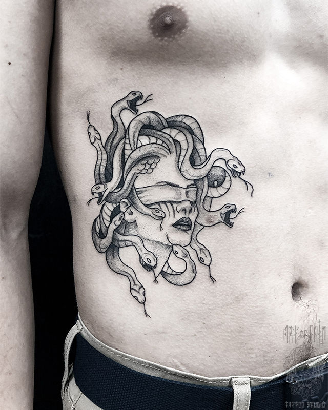 Татуировка мужская графика на боку Горгона Медуза – Мастер тату: Мария Котова