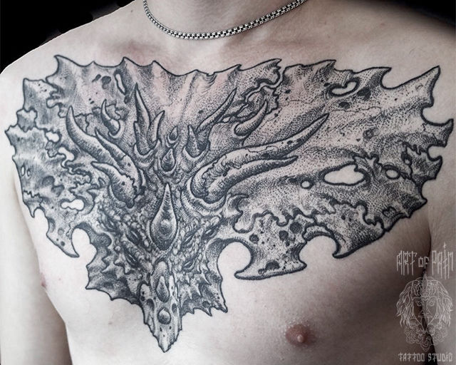 Татуировка мужская на груди трицератопс в графическом стиле – Мастер тату: 