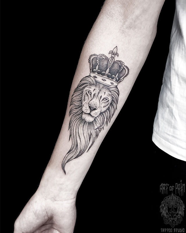 Татуировка женская графика на предплечье лев с короной – Мастер тату: Мария Котова