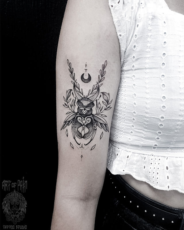 Татуировка женская графика на руке жук – Мастер тату: Мария Котова