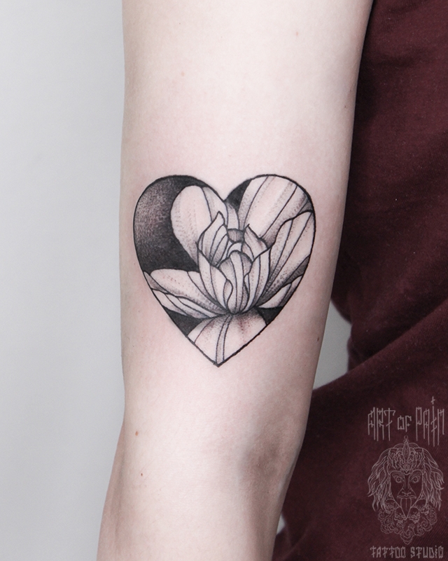 Татуировка женская графика на руке цветок в сердце – Мастер тату: 