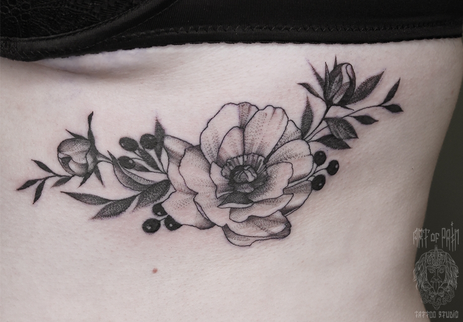 Татуировка женская графика на боку цветы и ягоды – Мастер тату: 