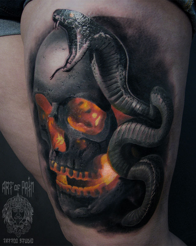 Татуировка женская хоррор на бедре череп и змея – Мастер тату: Александр Pusstattoo