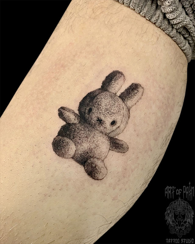 Татуировка мужская графика на голени заяц – Мастер тату: Евгения Шмидт