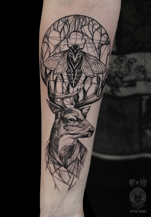 Татуировка мужская графика на предплечье олень и мотыль – Мастер тату: 