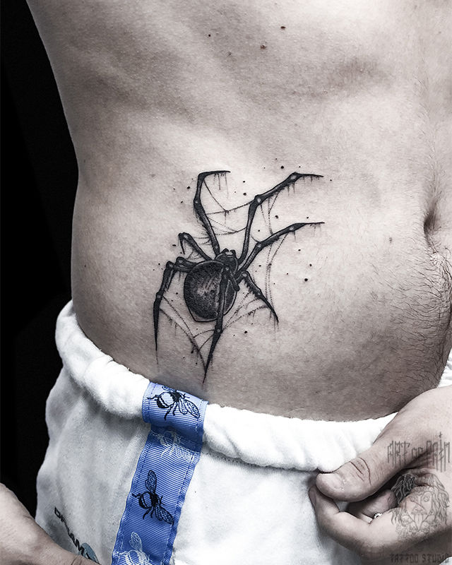 Татуировка мужская графика на боку черный паук – Мастер тату: Мария Котова