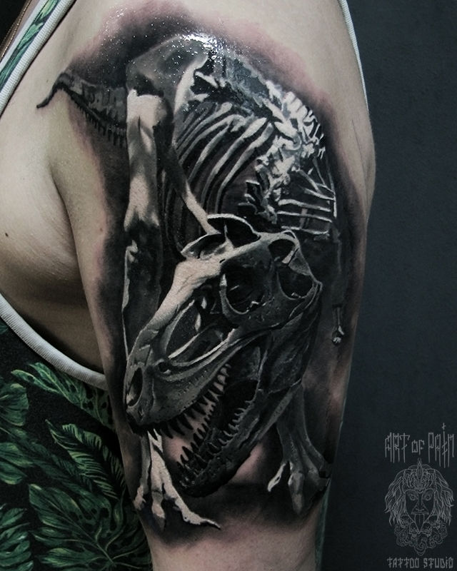 Татуировка мужская black&grey на плече скелет – Мастер тату: Александр Pusstattoo