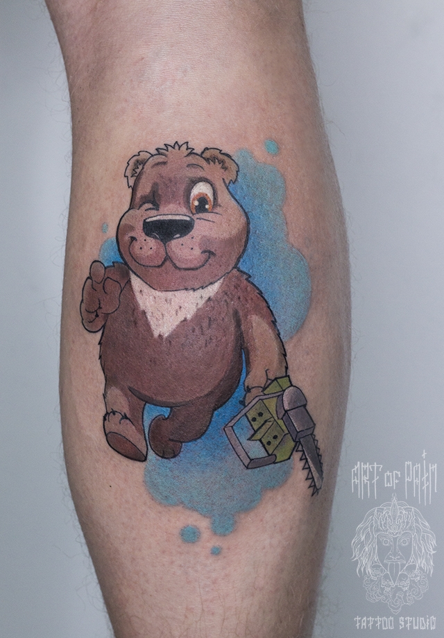 Татуировка мужская нью-скул на голени медведь с бензопилой – Мастер тату: 