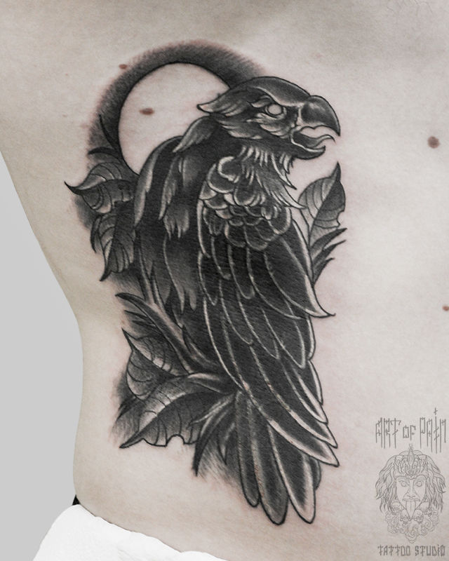 Татуировка мужская нью-скул на боку ворон – Мастер тату: Юрий Хандрыкин