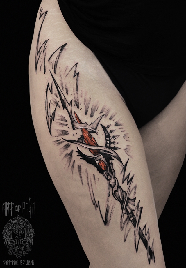 Татуировка женская графика на бедре копье – Мастер тату: 