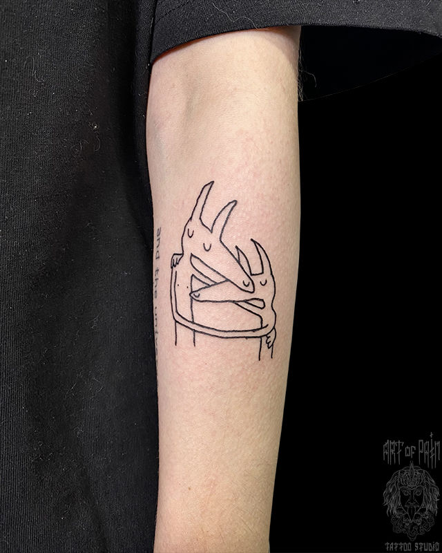 Татуировка женская графика на предплечье обнимашки – Мастер тату: Евгения Шмидт