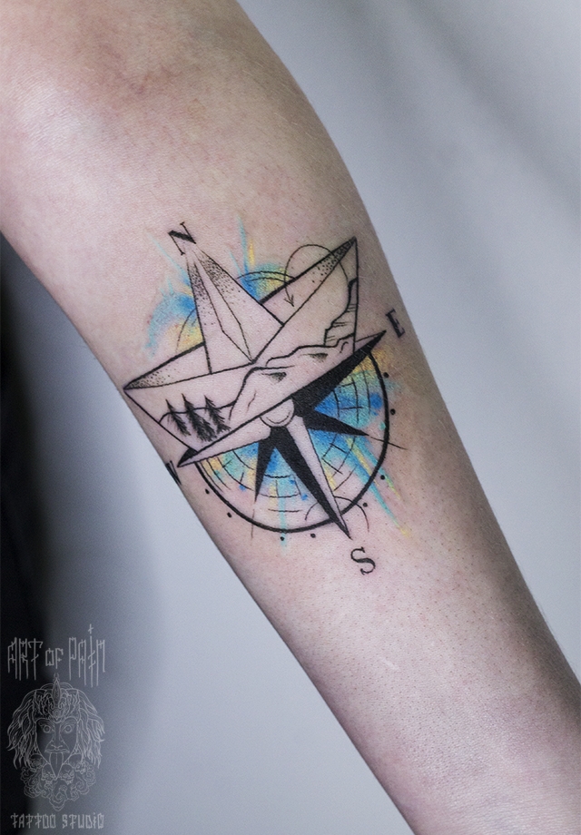 татуировка женская графика на предплечье роза ветров и бумажный кораблик – Мастер тату: 