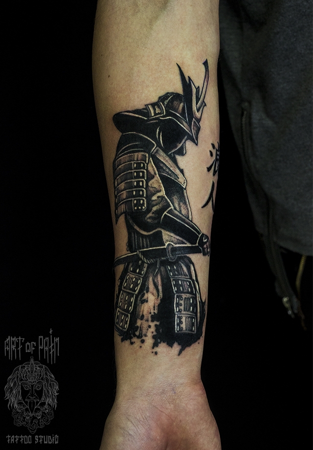 Татуировка мужская black&grey на предплечье тень самурая – Мастер тату: 