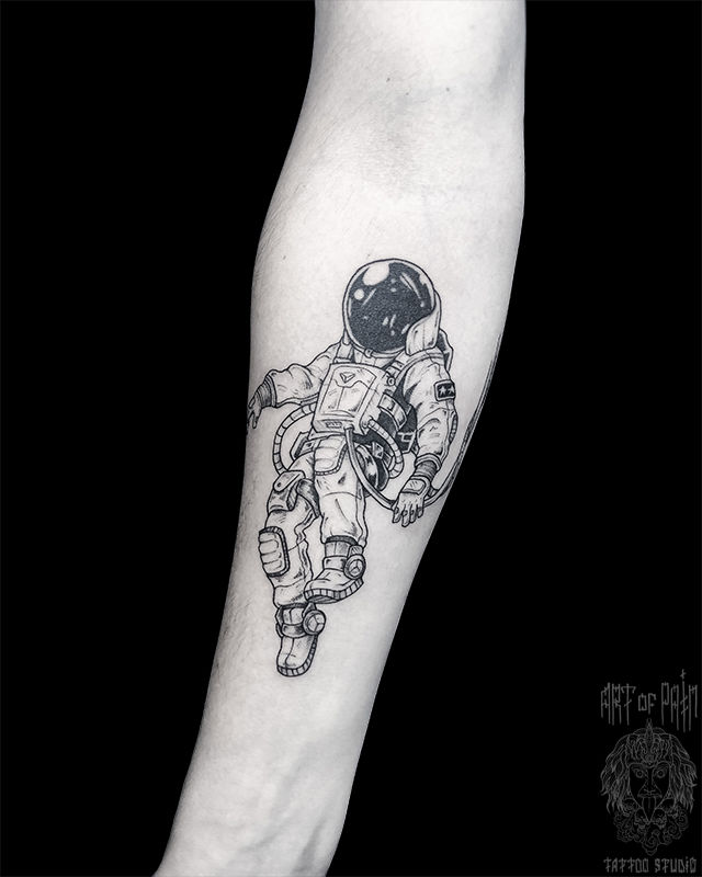 Татуировка женская графика на предплечье космонавт – Мастер тату: Мария Котова