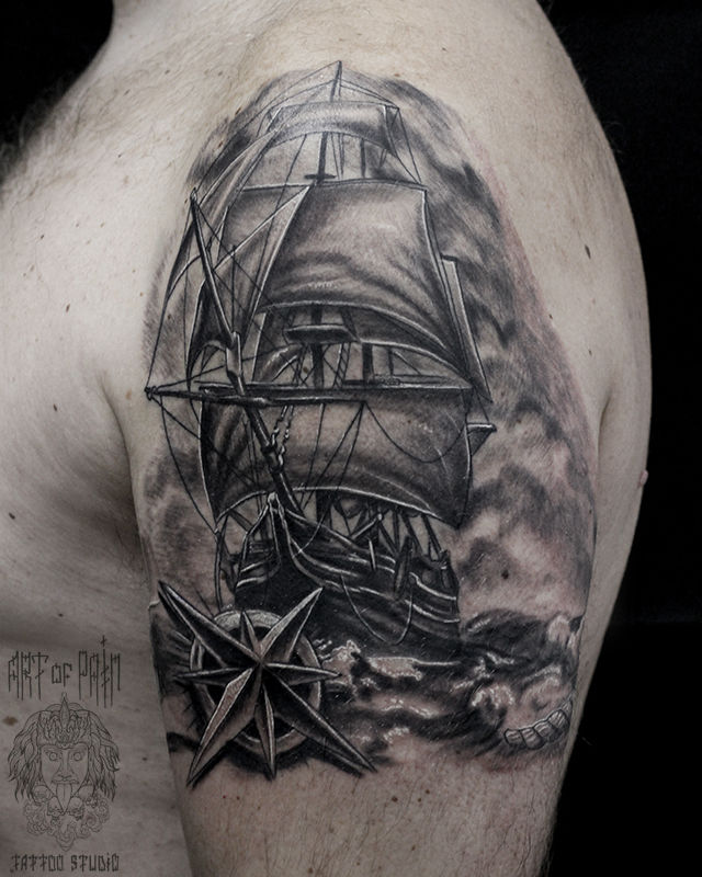 Татуировка мужская реализм на плече корабль – Мастер тату: Юрий Хандрыкин