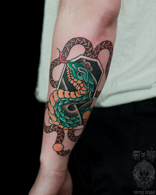 Татуировка мужская япония на предплечье змея – Мастер тату: Марк Акулов