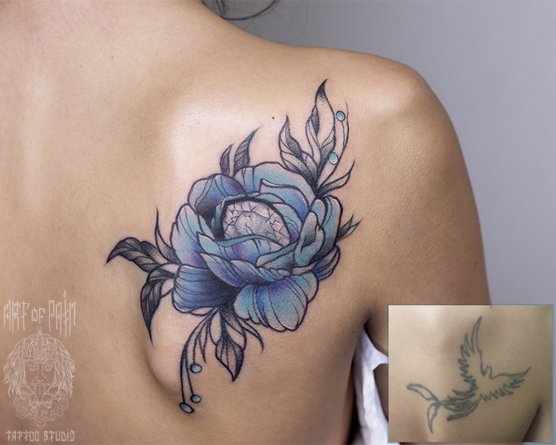 Татуировка женская графика на лопатке цветок кавер – Мастер тату: 