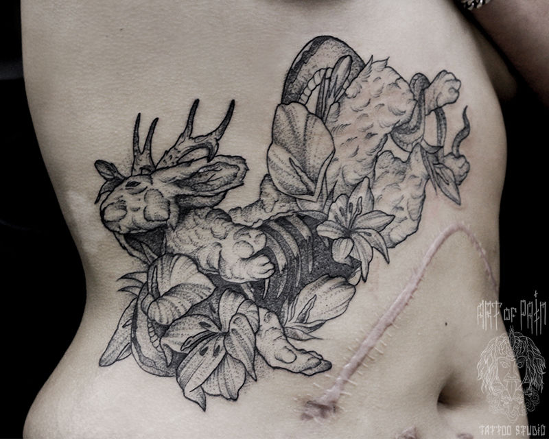 Татуировка женская графика на боку кролик – Мастер тату: Юрий Хандрыкин