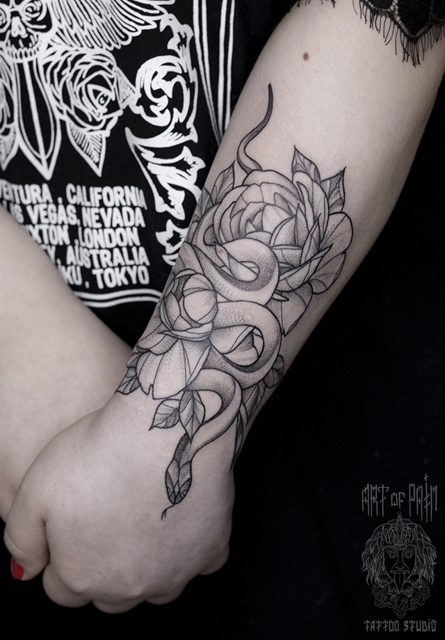 Татуировка женская графика и дотворк на предплечье змея и цветы – Мастер тату: 