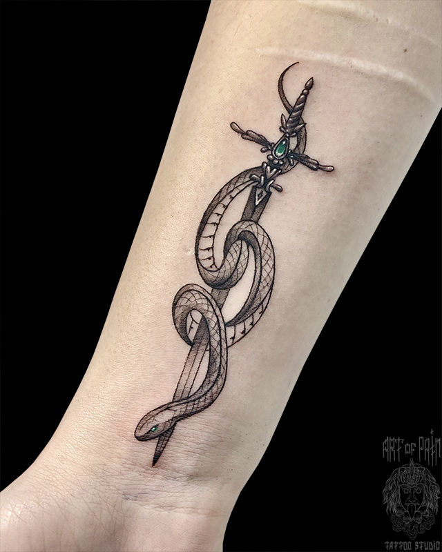 Татуировка женская графика на предплечье змея и кинжал – Мастер тату: Евгения Шмидт