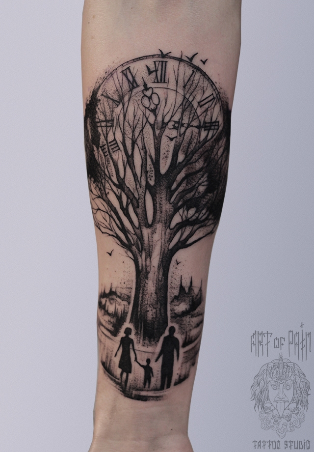 Татуировка женская графика на предплечье дерево и семья – Мастер тату: 