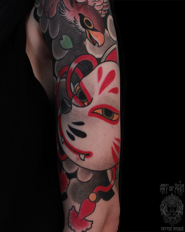 Татуировка мужская япония на плече птица и маска – Мастер тату: Марк Акулов