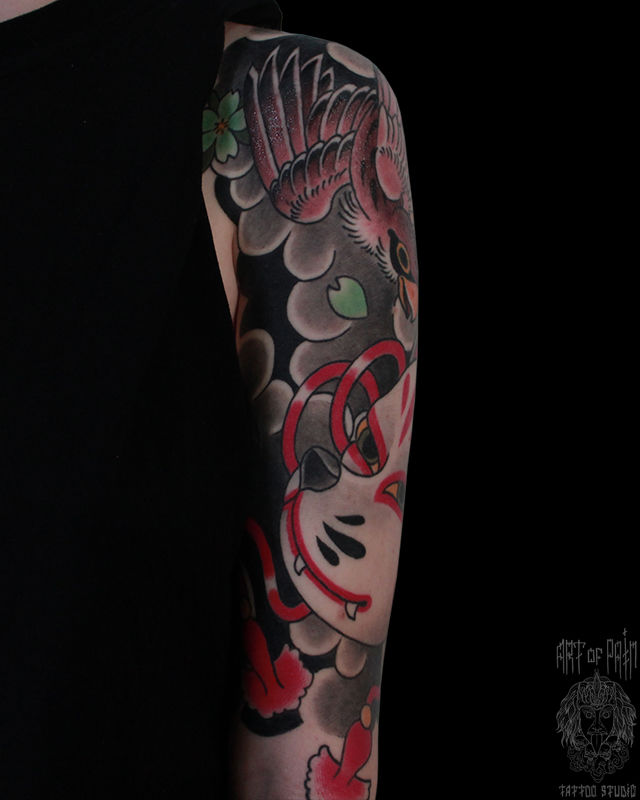 Татуировка мужская япония на плече птица и маска, вид сбоку – Мастер тату: Марк Акулов
