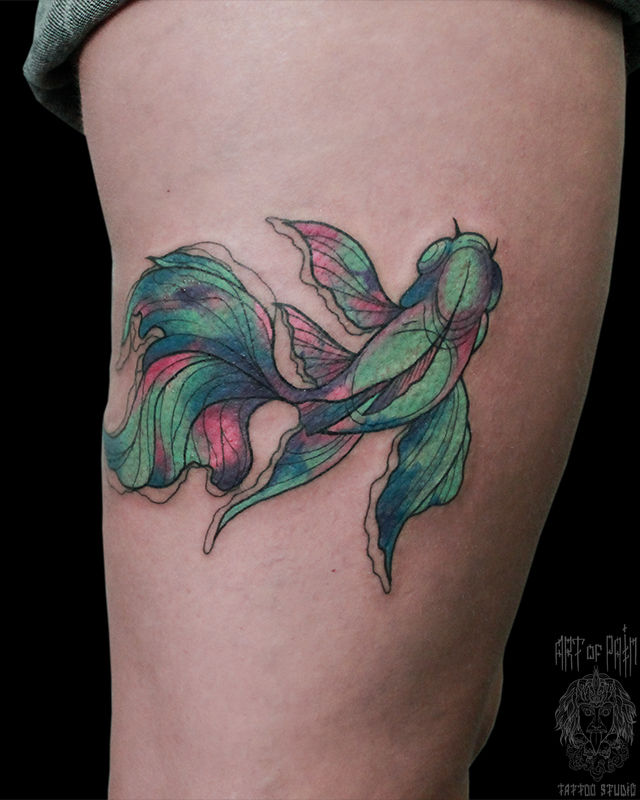 Татуировка женская акварель на бедре зеленая рыбка – Мастер тату: Анастасия Родина