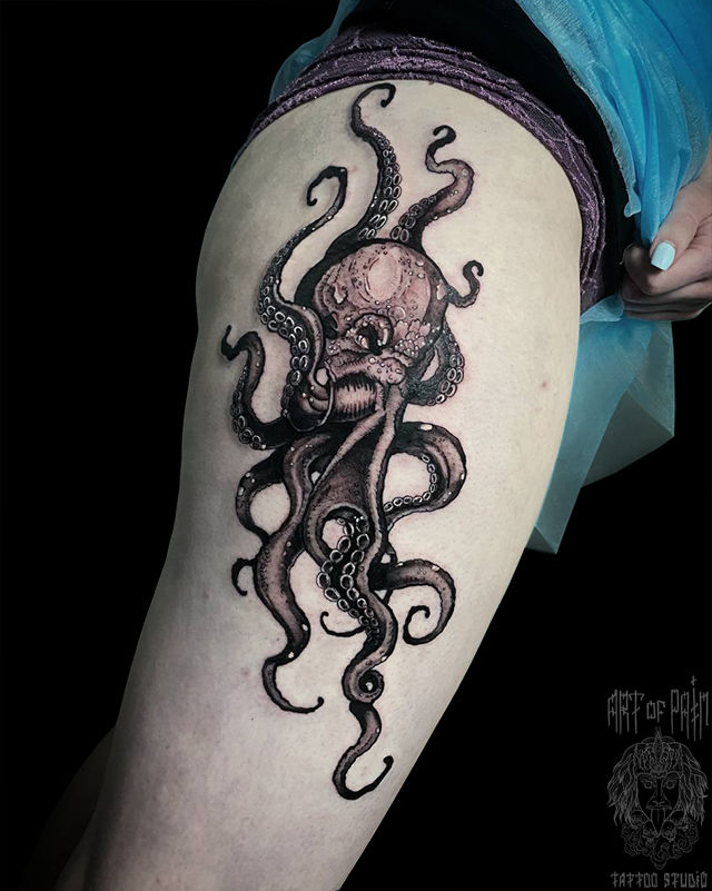 Татуировка женская графика на бедре осьминог – Мастер тату: Кирилл Плотников