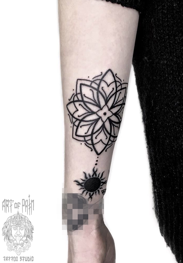 Татуировка женская орнаментал на предплечье мандала и солнце – Мастер тату: Максим Север